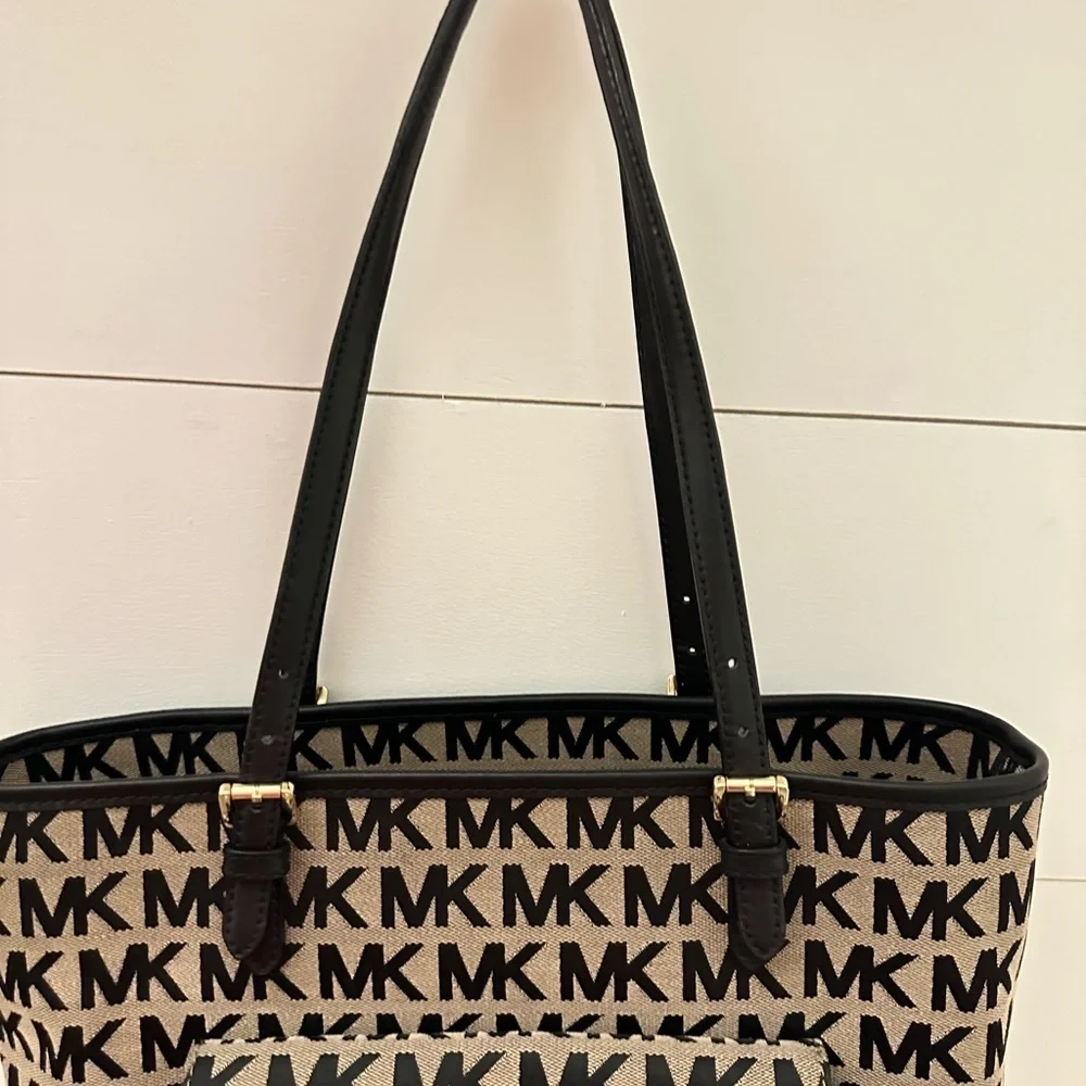 MICHEAL KORS Jet set black-tan medium logo  signature print tote shoulder bag